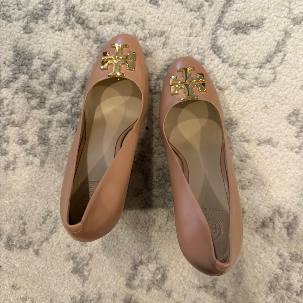 Tory Burch Tan Heels with Gold Emblem - Picture 3 of 4